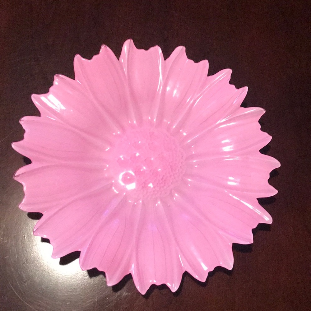 Set of 4 Beautiful bright pink flower shaped glass plates / platters / chargers